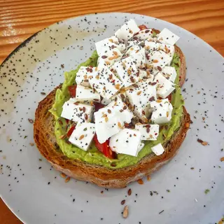 Tosta de Abacate e Queijo Fresco 