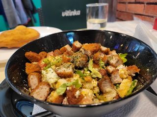 Pileća pohovana salata