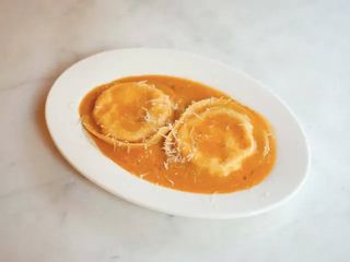 Равіолоне grande з креветкою та сиром маскарпоне