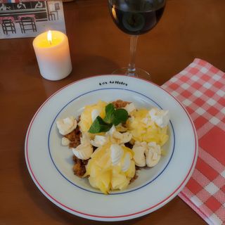 Crémeux au citron, crumble amandes et chantilly maison.