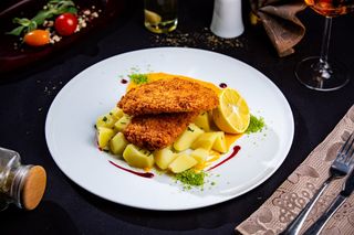 Salau pane cu cartofi natur si aroma de usturoi