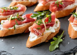 Брускети с крема сирене и прошуто (300 г)