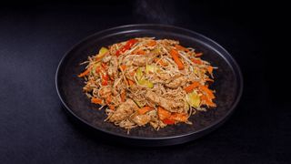 Noodles din orez cu pulpă de porc și legume