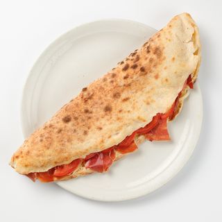 Sendvič sir i pršut  u domaćem pizza tijestu