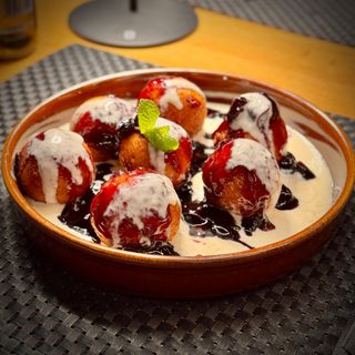 Papanași cu dulceață de afine și smântână de casă
