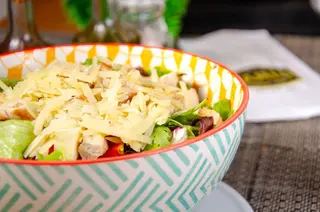 Mediteranska salata s grilanom puretinom