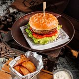 Burger+Cartofi țărănești