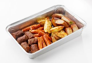 Piatto con la birra Salsicce BBQ