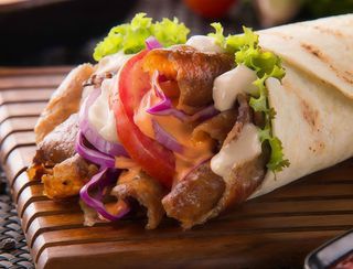 Durum De Pollo con lechuga, tomate y salsas