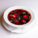 Barszcz czerwony z domowymi uszkami