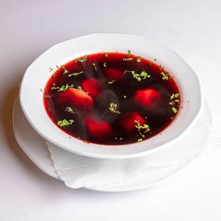 Barszcz czerwony z domowymi uszkami