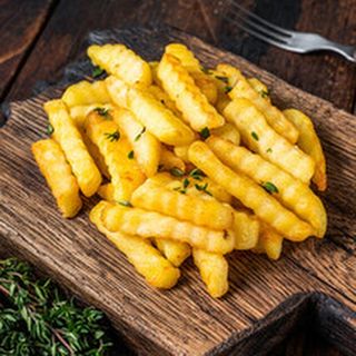 Пържени картофени пръчици с млечно - чеснов сос (250 г)