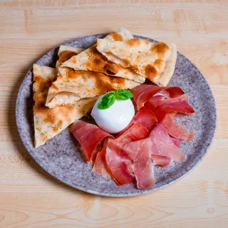 Mozzarella de bufala D.O.P. con jamon serrano y focaccia crujiente