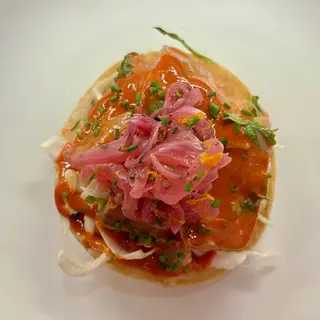 Tostada de ceviche rojo