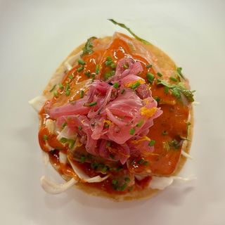 Tostada de ceviche rojo