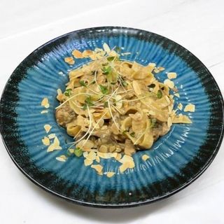 Паста з індичкою та печерицями у вершковому соусі 