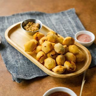 შემწვარი პელმენი მდოგვის სოუსით