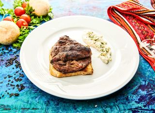 Mușchi de vită la grătar cu sos de branza cu mucegai nobil