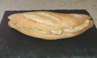 Bocadillo De Atun, Huevo Cocido Y Olivas