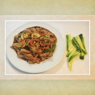 91. Свинско на лентички с моркови, зелени чушки, гъби Муар (600г)