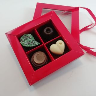 Cutie rosie cu 4 Praline asortate