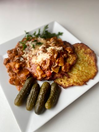 Placki ziemniaczane z gulaszem 2 szt.