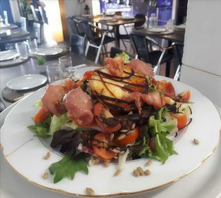Tapa De Ensalada De Queso De Cabra