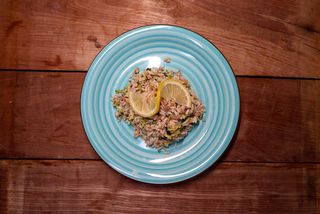 Hladna salata od riže tune i tikvica