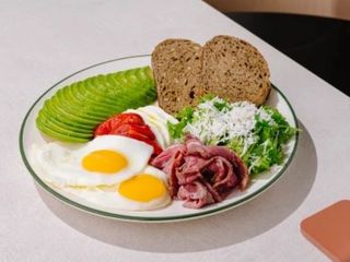 Dejun cu roast beef din pâine cu maia