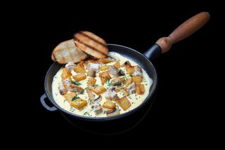 Сковорідка з грибним соусом і кур.філе