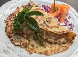 Картофена палачинка с пилешко месо и пушено сирене (300г)