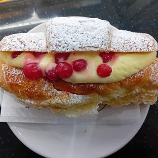 Cornetto crema chantilly e frutti di bosco