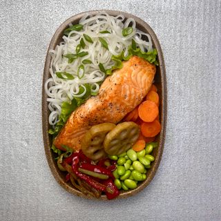 Бенто бокс със сьомга