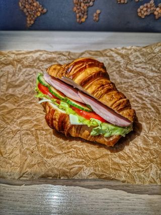  Говяжья ветчина с овощами круассан