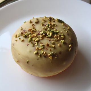 Pączek z nadzieniem pistacjowo-malinowym