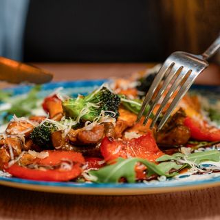 Տաք աղցան հավով և բանջարեղենով