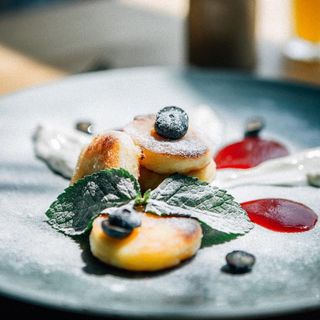 Сирники зі сметанно-карамельним соусом (190 г)