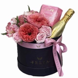 Cutie mică cu flori roz, spumant si ciocolata