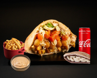 Meniu Sandwich Veggie cu Cartofi Proaspăt Prăjiți, Sos și Băutură Răcoritoare