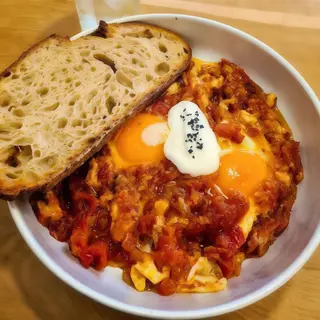 tosta de aguacate con huevos pochados y salsa banibanoo