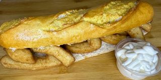 Bocadillo 22 (De Rabas Con Mahonesa) + patatas fritas 