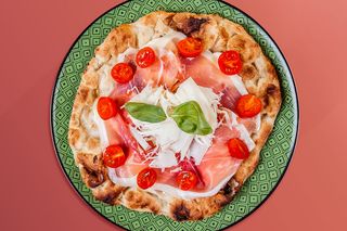 Pizza con crudo e pomodori piccadilly