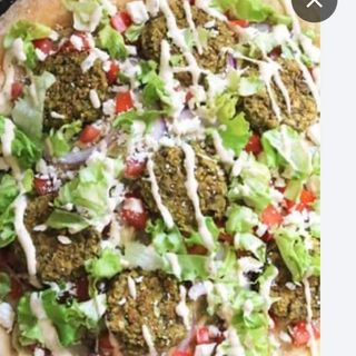 Pizza falafel con verdure fresche
