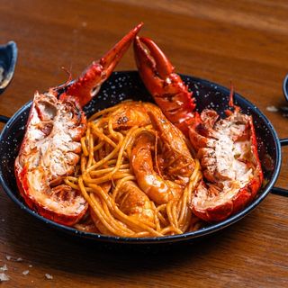 Homar pe pat de spaghetti cu creveti