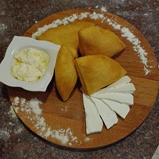 Uštipci sa kajmakom i sirom