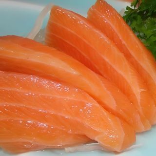 69. Sashimi de salmón (8 uds.)