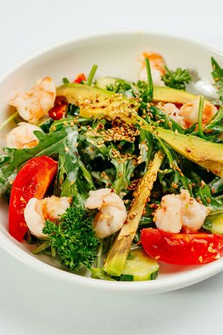 Салат с рукколой и креветками в имбирном соусе