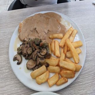 Pechuga de pollo + patatas + champiñones + salsa pimienta