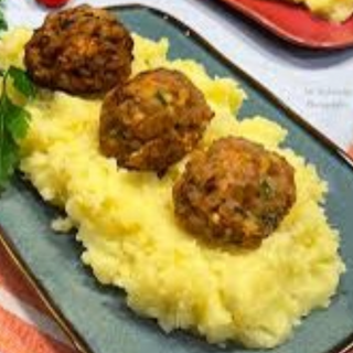 Пържени кюфтенца с пухкаво картофено пюре