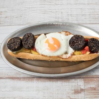 Huevos rotos con morcilla, patatas y pimientos SUPER